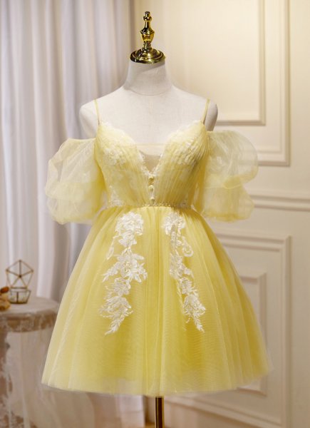 Girls Yellow Spaghetti Straps Lace Mini Homecoming Dresses