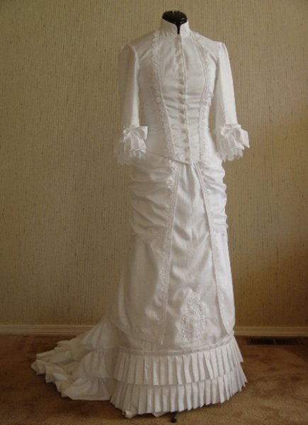 優雅なヴィンテージ1880年代の白い綿の長袖ビクトリア朝の喧騒のボールガウンカーニバルドレス