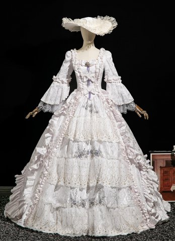 Noble White Vintage Floral Historical Wedding Dress Long Sleeves Lace Appliques Floor Length Rococo Prom Dress